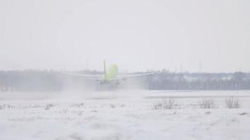 novosibirsk, federação russa 22 de janeiro de 2017 - boeing 737 s7 airlines vp bul decolando. spotting não oficial no aeroporto de tolmachevo -ovb- video