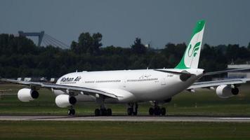 Dusseldorf, Allemagne 22 juillet 2017 - mahan air airbus 340 ep mmt accélérer avant le décollage. aéroport de dusseldorf, allemagne video