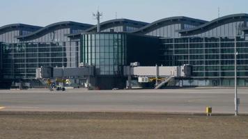 nueva terminal y perron astana nursultan nazarbayev aeropuerto internacional tse, vista desde el avión de rodaje video