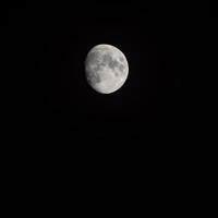 lapso de tiempo de la luna, lapso de tiempo de existencias subida de la luna llena en el cielo de la naturaleza oscura, la noche. Lapso de tiempo de disco de luna llena con luz de luna en el cielo negro oscuro de la noche. secuencias de video gratuitas de alta calidad o timelapse foto