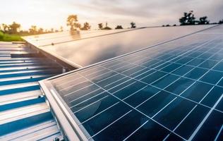 enfoque selectivo en panel solar o módulo fotovoltaico con cielo de puesta de sol. energía solar para energía verde. recursos sostenibles. energía renovable. tecnología limpia. Los paneles de células solares utilizan la luz solar. foto