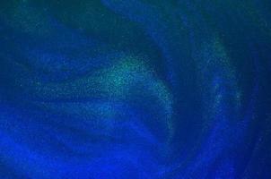 las partículas de brillo azul detalladas abstractas fluyen con ondulaciones y brillo. foto