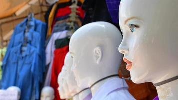 Maniquíes de mujer de plástico en la tienda en las calles de Irán video