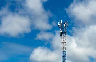 torre de telecomunicaciones con cielo azul y nubes blancas. antena en el cielo azul. poste de radio y satélite. tecnología de la comunicación. industria de las telecomunicaciones Red móvil o de telecomunicaciones 4g. tecnología foto