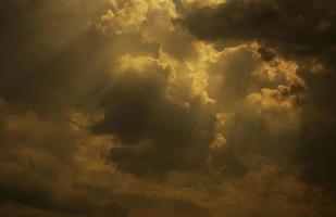 dios luz. cielo nublado blanco y dorado con rayo de sol. rayos de sol a través de nubes doradas. luz de dios del cielo para la esperanza y el concepto fiel. creer en Dios. hermoso cielo de luz solar y nubes esponjosas. foto