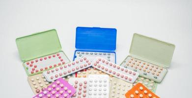 montón de píldoras anticonceptivas en blister. pastillas anticonceptivas. planificación familiar. píldoras de tabletas de hormonas femeninas. Terapia de reemplazamiento de hormonas. producto farmacéutico. Tabletas de estrógeno y progesterona. foto