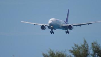 phuket, tailandia, 26 de noviembre de 2017 - avión boeing 777 de thai airways aterrizando en el aeropuerto internacional de phuket video