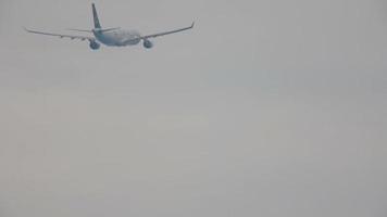 Phuket, Tailandia 1 de diciembre de 2016 - thai airways airbus 330 hs tel llamado thepamart en la librea de Star Alliance salida del aeropuerto de phuket. vista desde el último piso del hotel video