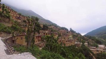 masuleh, iran, 2022 - panorama des maisons du village traditionnel de masuleh dans la province de gilan video