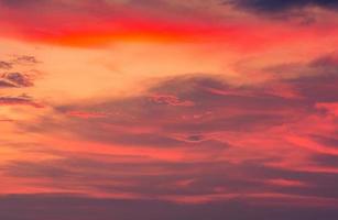 hermoso cielo al atardecer y nubes. espectacular cielo naranja, rojo, rosa y violeta. Fondo abstracto de cielo de puesta de sol de ensueño romántico. cielo por la tarde. calma y relaja la vida. fondo rojo, rosa y morado. foto