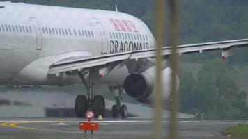 phuket, thailand 1 december 2016 - airbus 321 cathay dragon b htd versnellen voor vertrek vanaf de luchthaven van phuket video