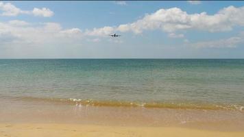 uitzicht op de prachtige blauwe zee. straalvliegtuig nadert om over de oceaan te landen video