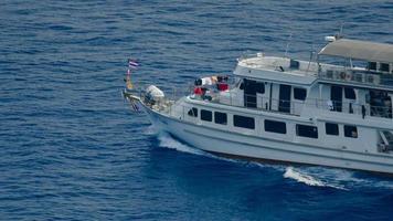 isole similan, Tailandia 23 novembre 2016 - barca per immersioni vicino all'isola di ko miang, numero 4 delle isole similan, il 23 novembre 2016 video