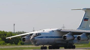 novosibirsk, federação russa 12 de junho de 2022 - plano médio da aeronave de transporte il 76 taxiando na pista do aeroporto de tolmachevo. il 76 aeronaves de transporte militar pesado soviético video