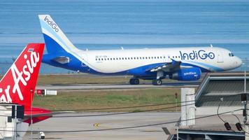 phuket, tailândia 1 de dezembro de 2018 - indigo airbus 320 vt ien taxiando para o terminal após o desembarque no aeroporto internacional de phuket video