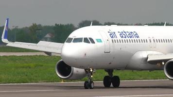 almaty, cazaquistão, 4 de maio de 2019 - air astana airbus a320 p4 kbd taxiando após o pouso, aeroporto internacional de almaty, cazaquistão video