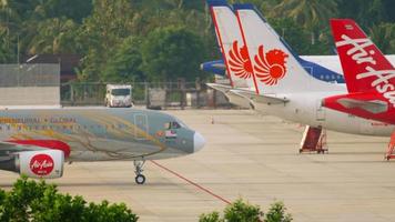 phuket, thailand 29. november 2019 - seitenansicht des airbus a320, 9 m aje von airasia rollt am flughafen phuket. Lackierung der universiti teknologi malaysia