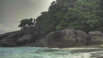 plage de sable de l'île tropicale, île de ko miang une des îles similan, thaïlande. images hdr video