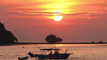 puesta de sol sobre el paisaje del océano, playa de nai yang, phuket, tailandia. lapso de tiempo video