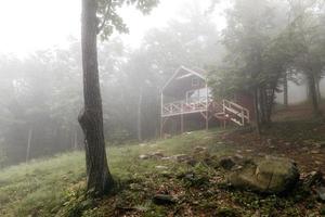 cabaña en la niebla foto