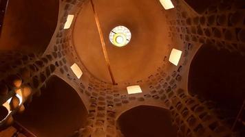 kashan, irã, 2022 - visão panorâmica da torre de pombos, vista interior e arquitetura video