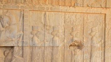 Geschnitzte Steine mit persischen Soldaten in der berühmten archäologischen Stätte von Persepolis video
