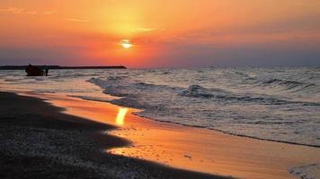Statischer Panoramablick Wunderschöner romantischer Sonnenuntergang in Bandar Anzali an der Küste des Kaspischen Meeres