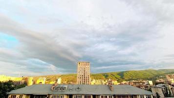 statisk time-lapse mörkblå regnmoln passerar på himlen över Tbilisi stads byggnader på sommaren. väderomslag, sommarklimat i Kaukasus. stormigt regnigt väder koncept video