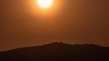 Zeitraffer des majestätischen Sonnenuntergangs oder Sonnenaufgangs. video