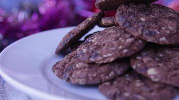 zelfgemaakte koekjes, koekjes roteren, stuk biscuitchocolade op zwart video