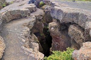 vista a la cueva de lava grjotagja con agua azul cristalina. foto