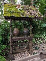 antigua vasija de barro para beber agua. foto