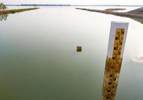 el indicador de nivel de agua muestra el nivel de agua más alto jamás almacenado en un depósito grande. foto