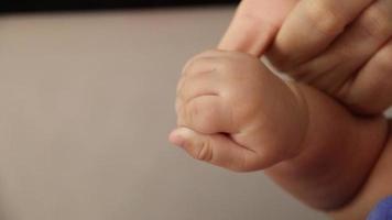 baby's hand met moeders hand. slow motion video