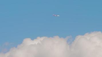 avião voando alto nas nuvens