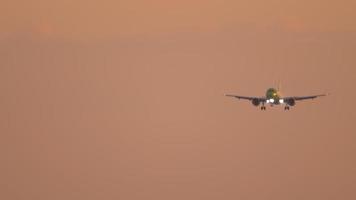 Flugzeugsilhouette bei Sonnenuntergang video