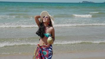 mujer bikini caminando en una playa tropical. vacaciones de verano vacaciones video