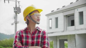 Porträt einer asiatischen Ingenieurin auf der Baustelle. Bau, Ingenieur, Architekturkonzept. video