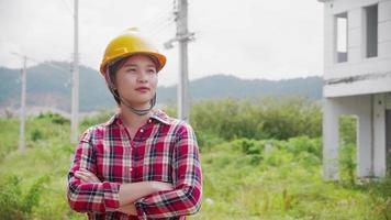 retrato de mulher profissional engenheiro-trabalhador vestindo uniforme de segurança, close-up.