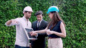 discussão de equipe de engenheiros de projeto para brainstorming sobre construção de usina solar video