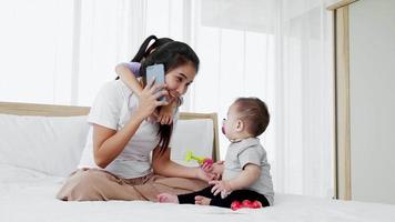 zoals een moeder en haar dochter plezier hebben met praten met behulp van een digitale tablet thuis leren video