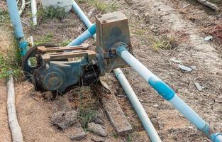 bomba de agua vieja para usar en la granja de flores. foto