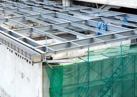 el marco del techo de acero está en construcción del piso de boletos en la estación de monorraíl. foto