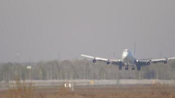 Jumbo jet landing, slow video