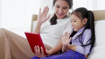 Videoanruf Familien-Selfie. Porträt Mutter und Kinder küssen sich vor der Kamera. video