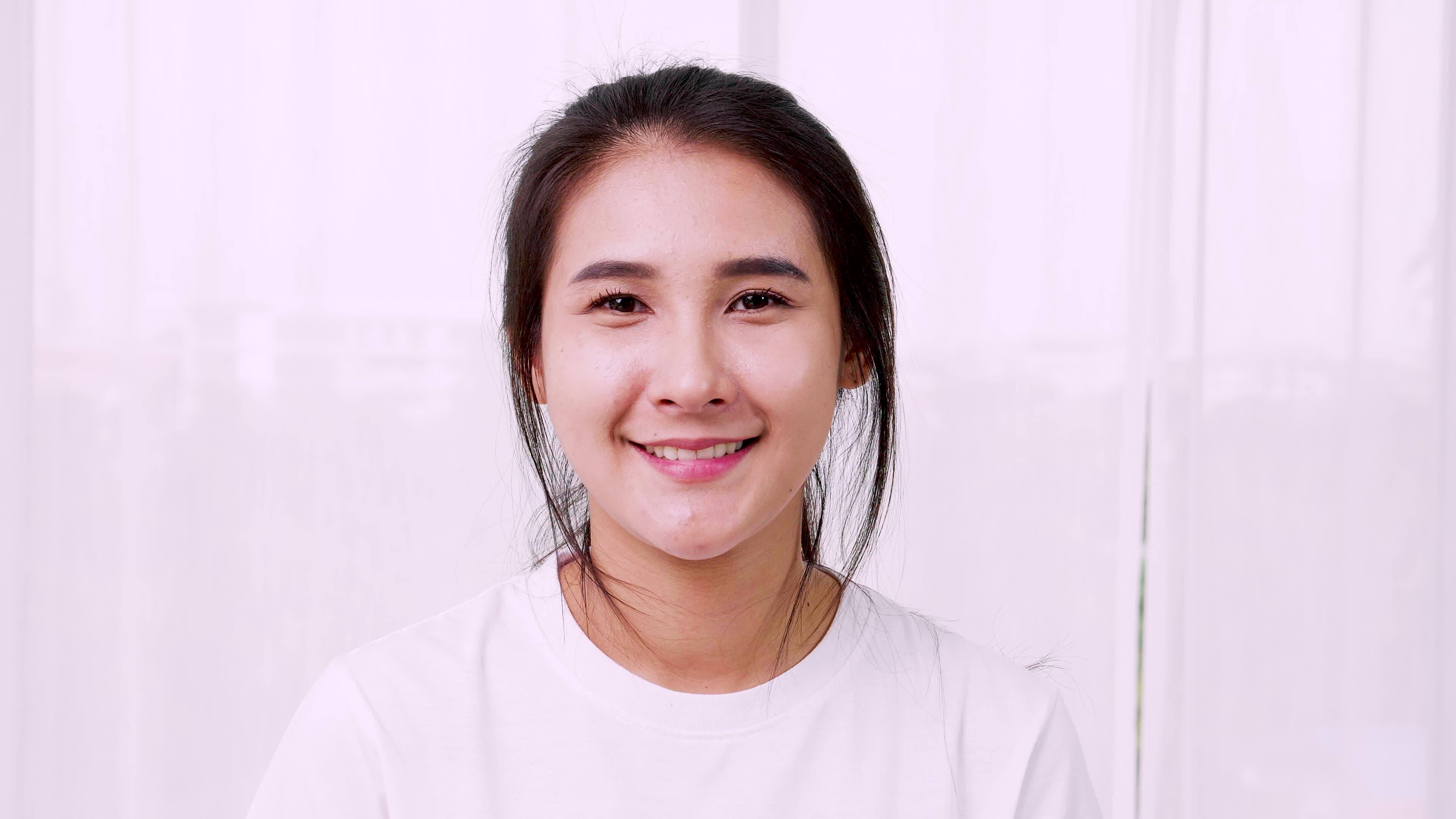 Звуки женщин. Woman slow. Слышать фото. Девушка говорит по айфону. Woman slow.