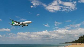 companhias aéreas de primavera voando em phuket video