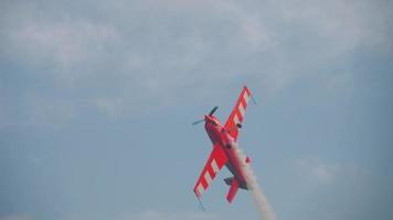 campeón mundial realiza acrobacias aéreas video