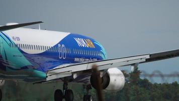 vliegtuig nadert en landt op de luchthaven van phuket video