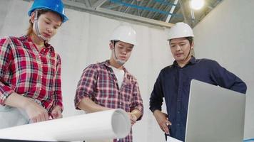 tres equipos de ingenieros de construcción reunidos en un edificio inmobiliario con uniforme de seguridad. video